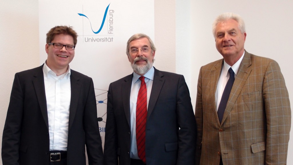 v.l.n.r.: Prof. Dr. Christian Filk, Leiter des Seminars für Medienbildung an der Universität Flensburg, Wissenschafts-Staatssekretär Rolf Fischer und Lothar Hay, Vorsitzender des Medienrats der Medienanstalt Hamburg / Schleswig-Holstein (MA HSH) am 25.10.2025 an der Universität Flensburg